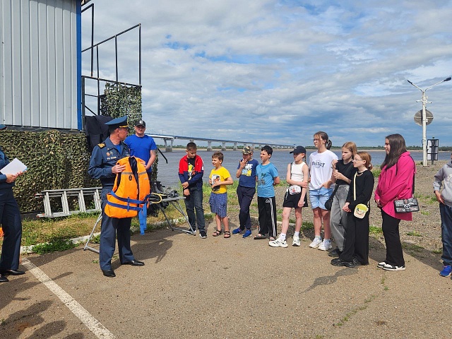 Благовещенские спасатели учат детей безопасному купанию
