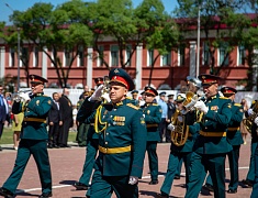 Цветы в память о подвиге советских солдат возложили в Благовещенске