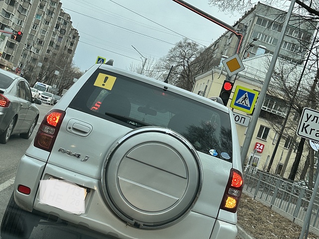 Водителей, которые забыли разместить на своих авто восклицательный знак на жёлтом фоне, ищут в Благовещенске