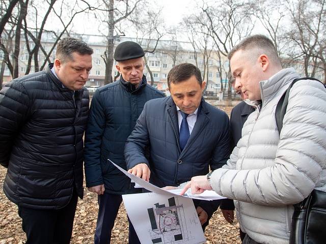 Мэр Благовещенска Олег Имамеев провел выездное совещание по благоустройству сквера водников
