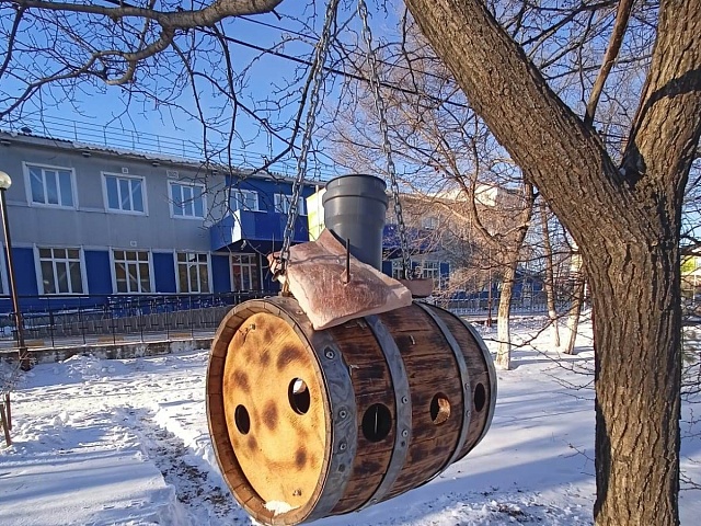 Птицам благовещенского Первомайского парка подарили килограмм сала