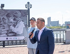 На набережной Амура в Благовещенске открыли фотовыставку ТАСС в честь юбилея города