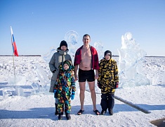  Благовещенцы окунулись в прорубь на Крещение