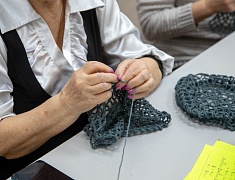 Сухой душ, носилки, сети и нашлемники изготавливают на «Фабрике для СВОих» в Благовещенске