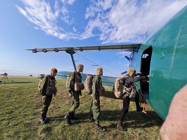 Благовещенцев бесплатно научат прыгать с парашютом и обучат начальной военной подготовке 