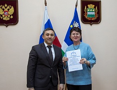 Мэр Благовещенска Олег Имамеев наградил победителей и участников конкурса «Город в праздничном наряде»