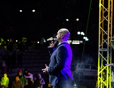 С днём рождения Благовещенск поздравили солист музыкального театра «Геликон-опера» Дмитрий Янковский и оркестр «АмурДжазБэнд»