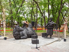 В Купеческом сквере в Благовещенске торжественно открыли новую скульптуру «Торговец с верблюдом»