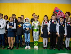 Мэр Благовещенска Олег Имамеев посетил выставку "Дня детских изобретений" в 16 школе