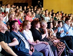 Мэр города Олег Имамеев поздравил благовещенский ансамбль "Ровесники" с 57-летием