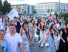 Почти 1200 благовещенских выпускников прошли в торжественном шествии по центру Благовещенска 