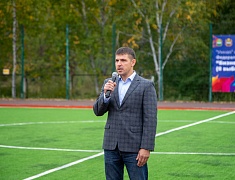 «Умную» спортивную площадку в Благовещенске открыли зарядкой и состязаниями