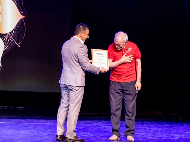 Мэр города Олег Имамеев поздравил благовещенский ансамбль "Ровесники" с 57-летием