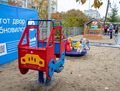 Жители еще двух благовещенских дворов получили современные игровые площадки