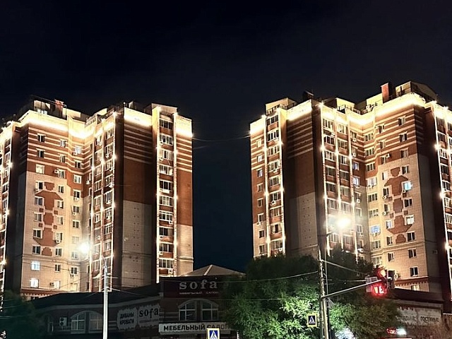 Благовещенск становится ярче: архитектурная подсветка украсила жилое здание областного центра