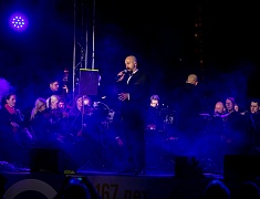 С днём рождения Благовещенск поздравили солист музыкального театра «Геликон-опера» Дмитрий Янковский и оркестр «АмурДжазБэнд»