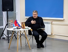 Московский писатель презентовал в Благовещенске книги про СВО