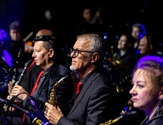 С днём рождения Благовещенск поздравили солист музыкального театра «Геликон-опера» Дмитрий Янковский и оркестр «АмурДжазБэнд»