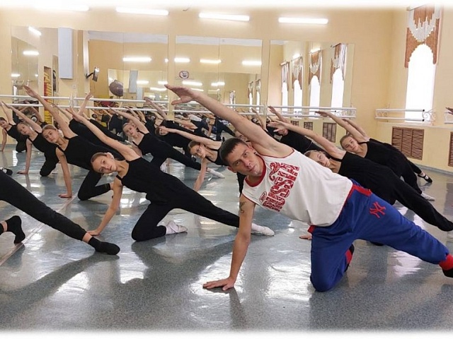 «Высочайшая миссия педагога - влиять на умы и сердца своих воспитанников. Педагог должен научить маленького человека увидеть мир прекрасного»