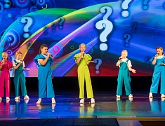 Почти 400 благовещенских первоклассников в Благовещенске получили к школе ранцы с канцелярией