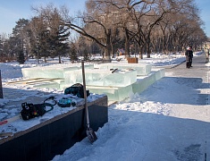На площади Ленина приступили к оформлению зимнего городка