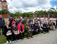 В День памяти и скорби благовещенцы возложили цветы к памятнику воинам-амурцам