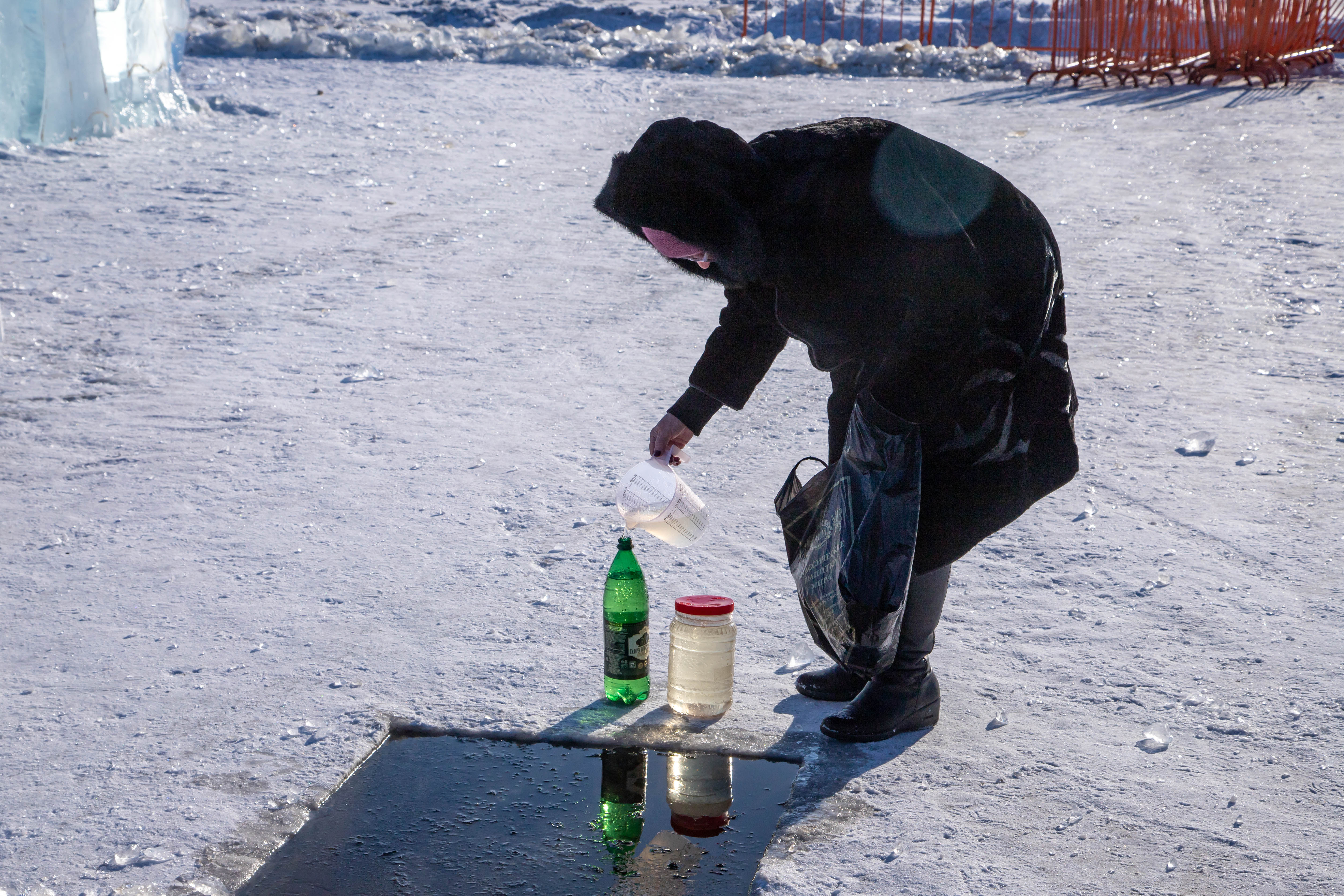  Благовещенцы окунулись в прорубь на Крещение