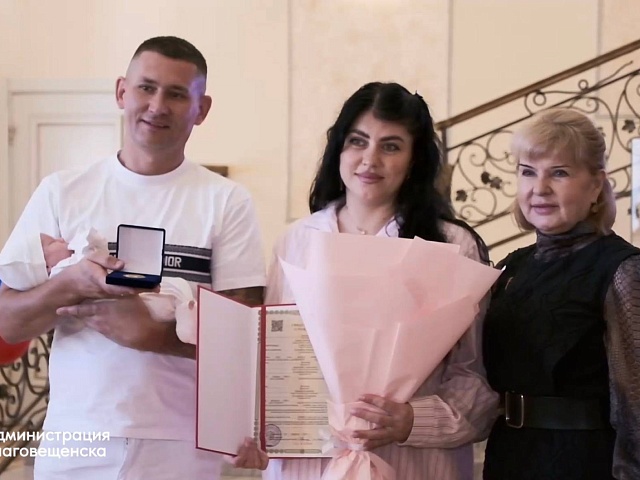 Семейный праздник под русским триколором