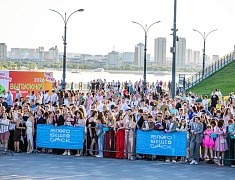 Почти 1200 благовещенских выпускников прошли в торжественном шествии по центру Благовещенска 