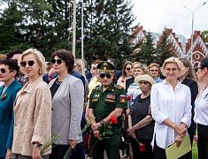 В День памяти и скорби благовещенцы возложили цветы к памятнику воинам-амурцам