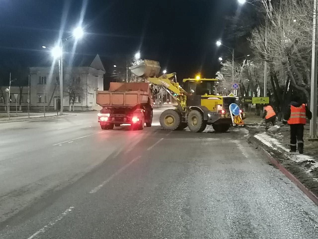 Рабочие ГСТК профилируют и чистят от песка дороги