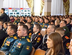 В Благовещенске в честь 84 дня рождения ДВОКУ личному составу вручили награды