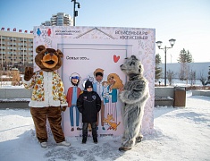 Театрализованная игровая программа для всей семьи "Рождество по-русски" прошла на центральной площади Благовещенска