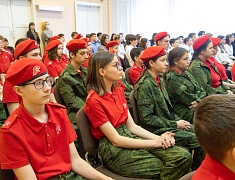 В одной из школ Благовещенска установили первые парты Героев