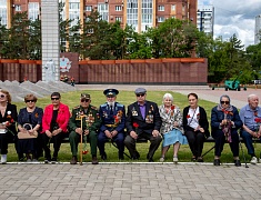 В День памяти и скорби благовещенцы возложили цветы к памятнику воинам-амурцам
