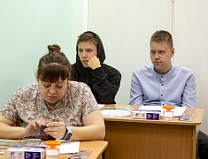 В Амурском медколледже прошел мастер-класс по рисованию для участников проекта «Целебная магия цвета»