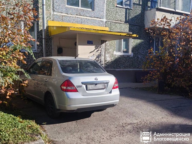 Благовещенские водители поплатились за авто, оставленные на газоне