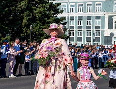 Бал цветов и Семейный бал украсили Благовещенск