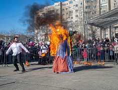 Благовещенцы проводили зиму блинами и хороводами