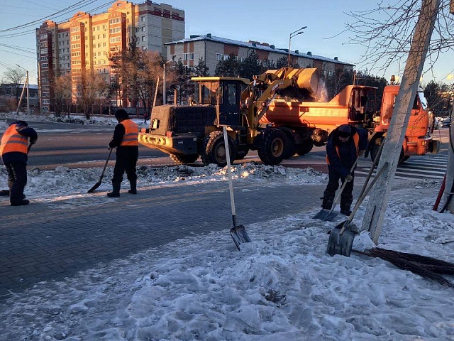 В Благовещенске ГСТК продолжает очищать остановки от снега