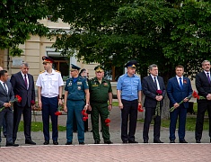 В День памяти и скорби благовещенцы возложили цветы к памятнику воинам-амурцам