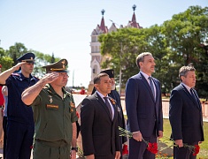 Цветы в память о подвиге советских солдат возложили в Благовещенске