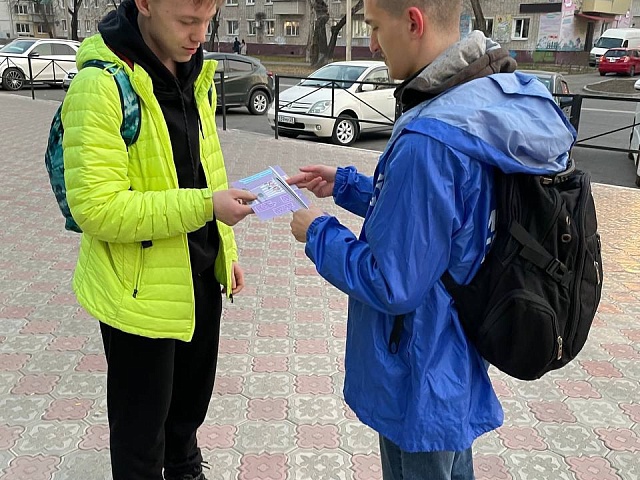 В преддверии всемирного дня памяти жертв ДТП молодогвардейцы провели акцию «браслет безопасности»