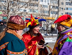 Благовещенцы проводили зиму блинами и хороводами