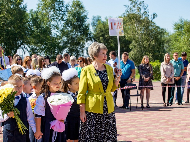 Более 900 юных благовещенцев уже записали в первый класс 