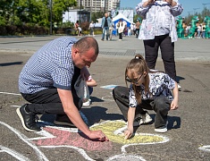 В День защиты детей маленькие благовещенцы рисовали на асфальте