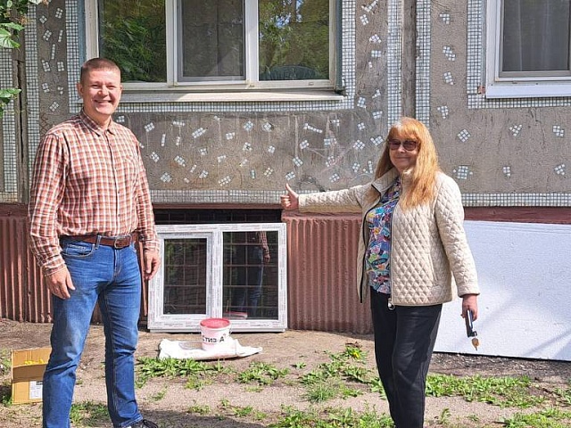 В Благовещенске установили окна в подвалы одного из домов