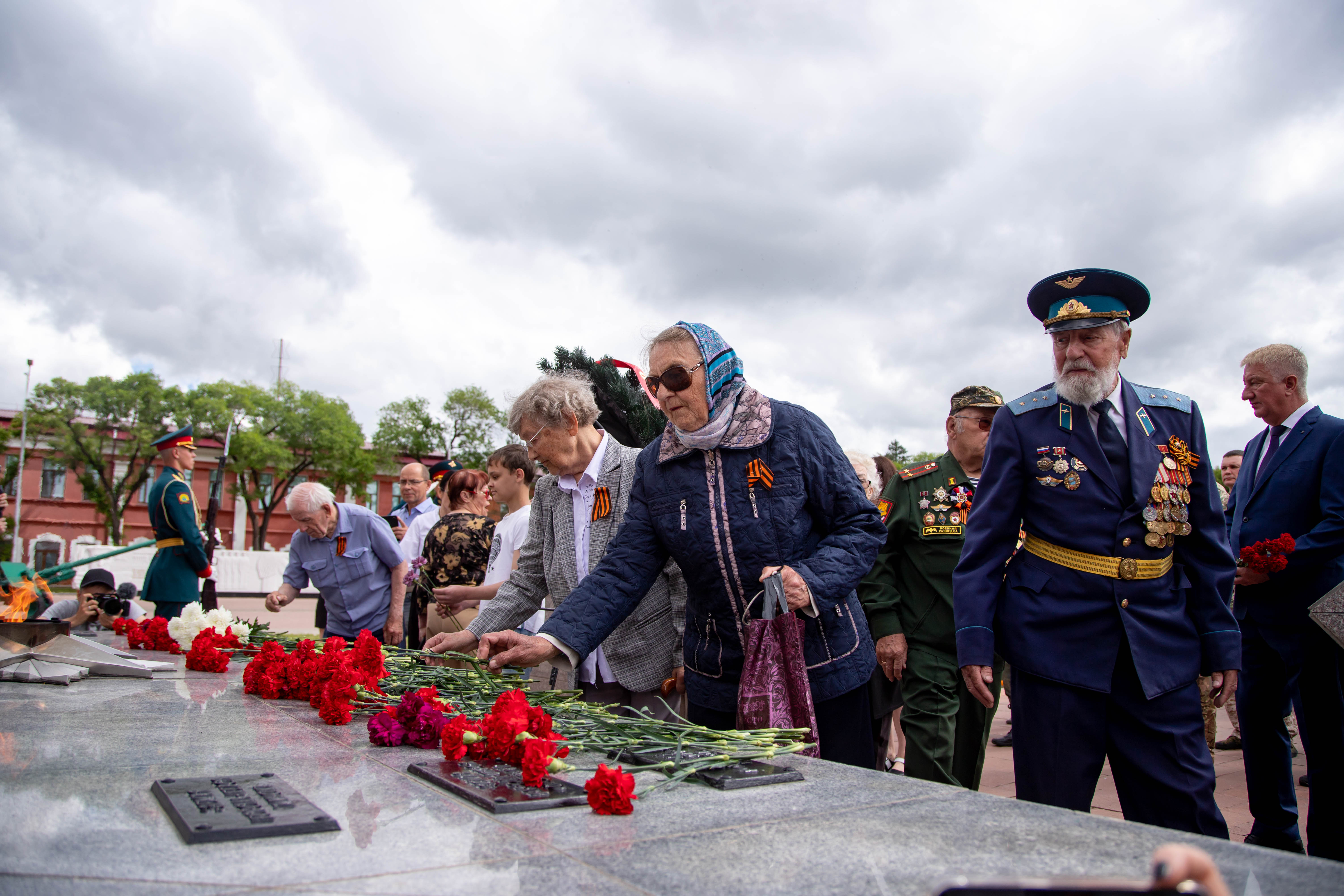 В День памяти и скорби благовещенцы возложили цветы к памятнику воинам-амурцам