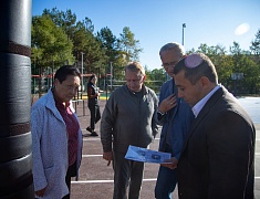 Мэр Благовещенска Олег Имамеев проверил готовность «умной» спортплощадки в Моховой Пади
