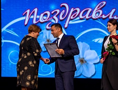 В Благовещенске за заслуги наградили более сотни педагогов